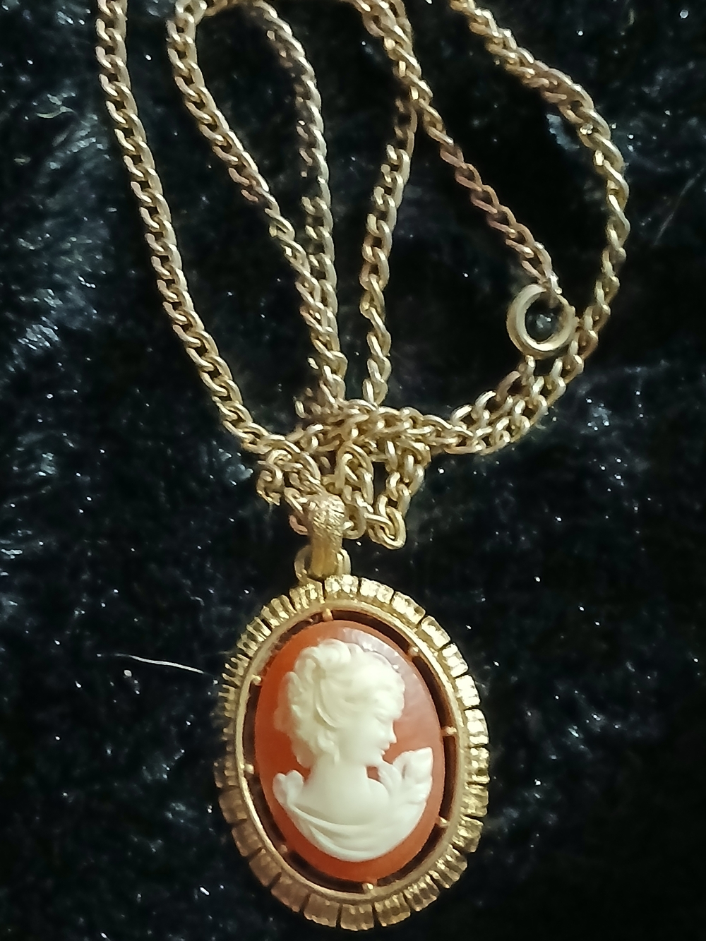 Vintage Gold Tone Cameo Pendant Necklace - Elegant White on Orange Cameo